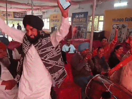 AAP को बढ़त मिलने पर ऑफिस में डांस करते हुए वर्कर।