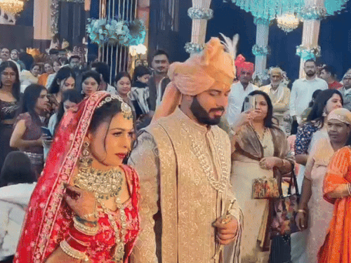 अभिषेक बूरा और पूजा ढांडा स्टेज पर एक दूसरे का हाथ पकड़कर जाते हुए।