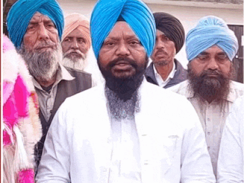 मोगा के निहाल सिंह वाला के एमएलए ग्राउंड बनाने की घोषणा करते हुए।