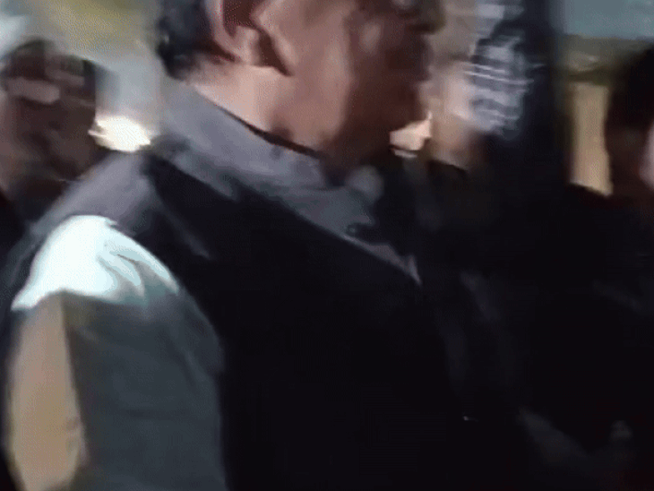 समर्थकों के साथ जीत का जश्न मनाते हुए बिभूतिपुर से विजयी माकपा उम्मीदवार अजय कुमार।