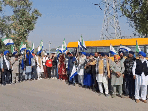 शंभू बॉर्डर पर प्रदर्शन करते किसान संगठन के लोग।