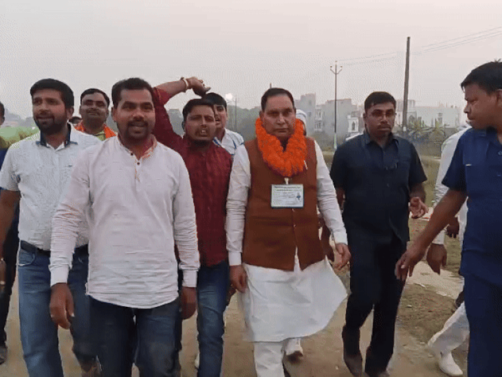 जीत के बाद समर्थकों के साथ निकले मंत्री महेश्वर हजारी।