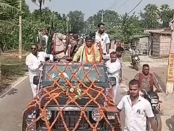 जीत के बाद फूलों से सजी गाड़ी से निकलें RJD प्रत्याशी रणविजय साहू।