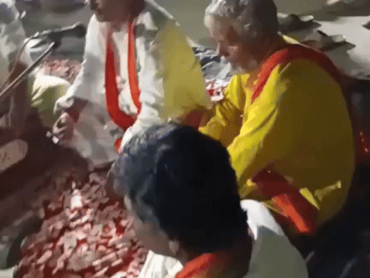 जीत के बाद भजन कीर्तन करते हसनपुर से जदयू के प्रत्याशी राजकुमार राय।