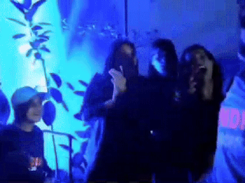 हाथ में स्पीकर लेकर भंगड़ा करती कैप्टन हरमनप्रीत कौर।