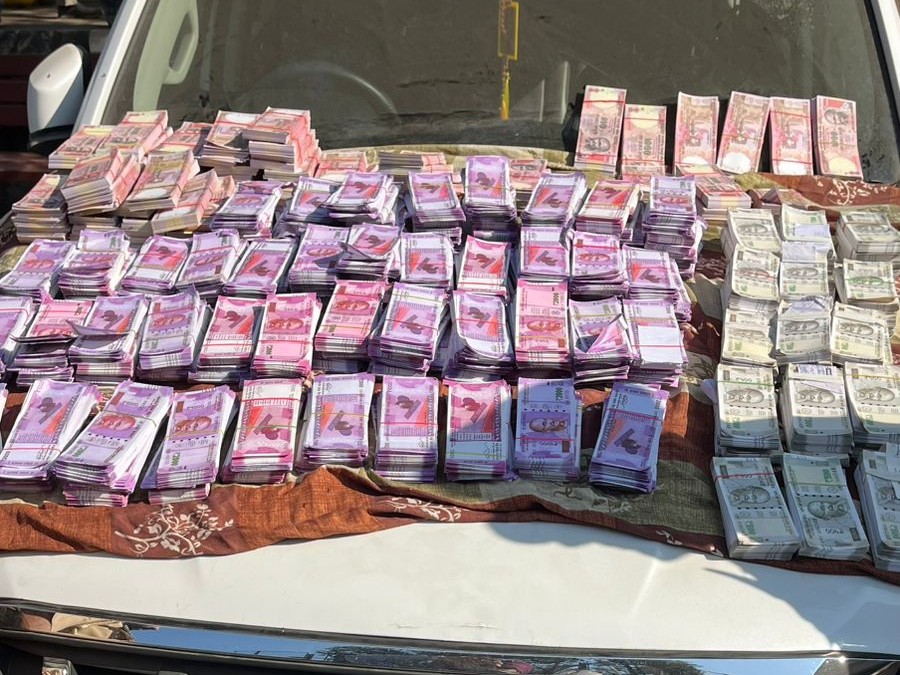 पुराने और नकली नोट बरामद।