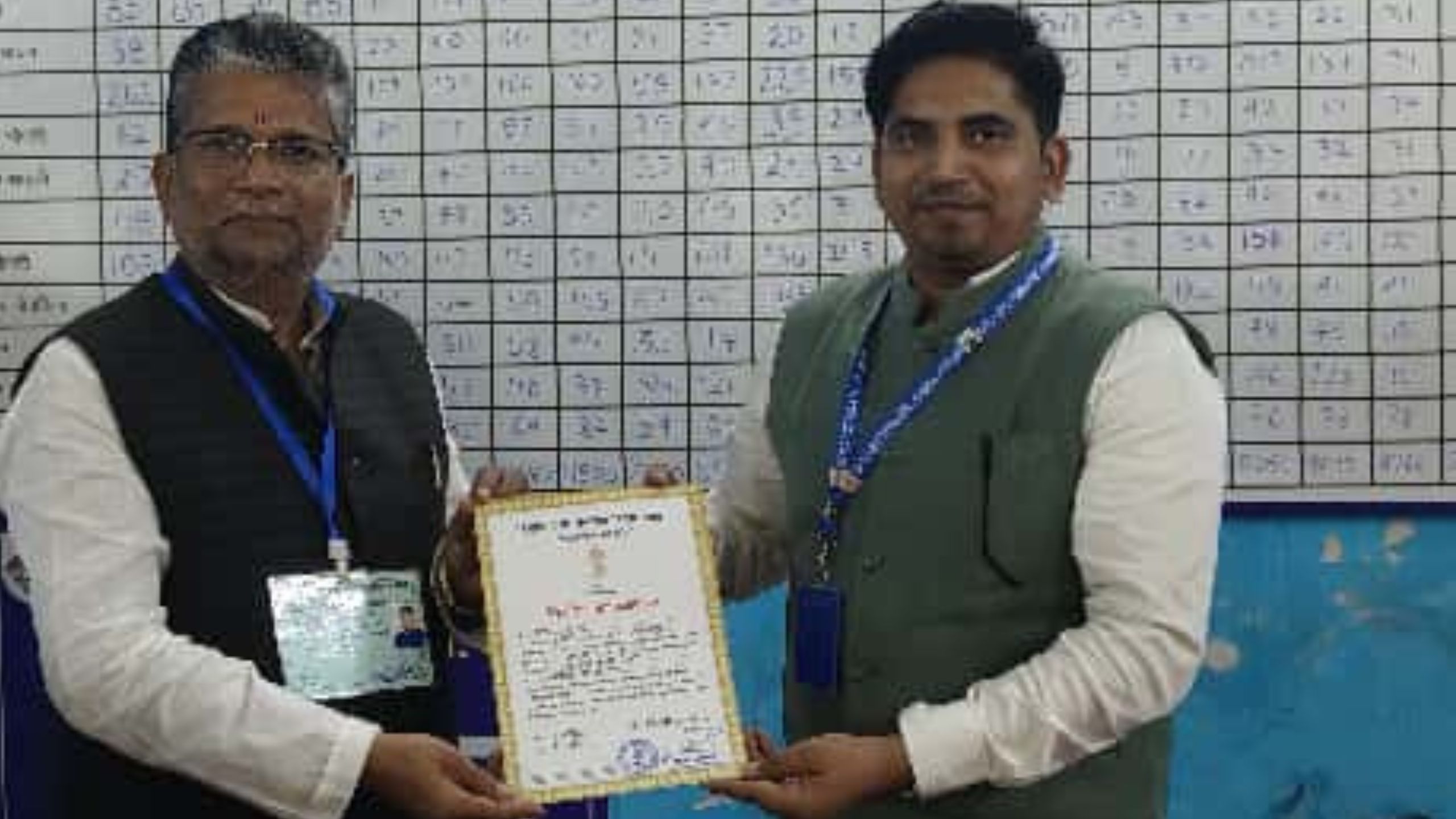 जीत के बाद राष्ट्रीय जनता दल के उजियारपुर से प्रत्याशी आलोक कुमार मेहता प्रमाण पत्र लेते हुए।