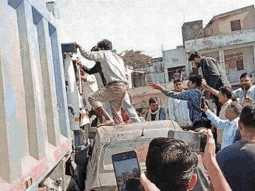 3 नवंबर को डंपर के वाहनों को कुचलने के बाद लोगों ने ड्राइवर की पिटाई कर दी थी।