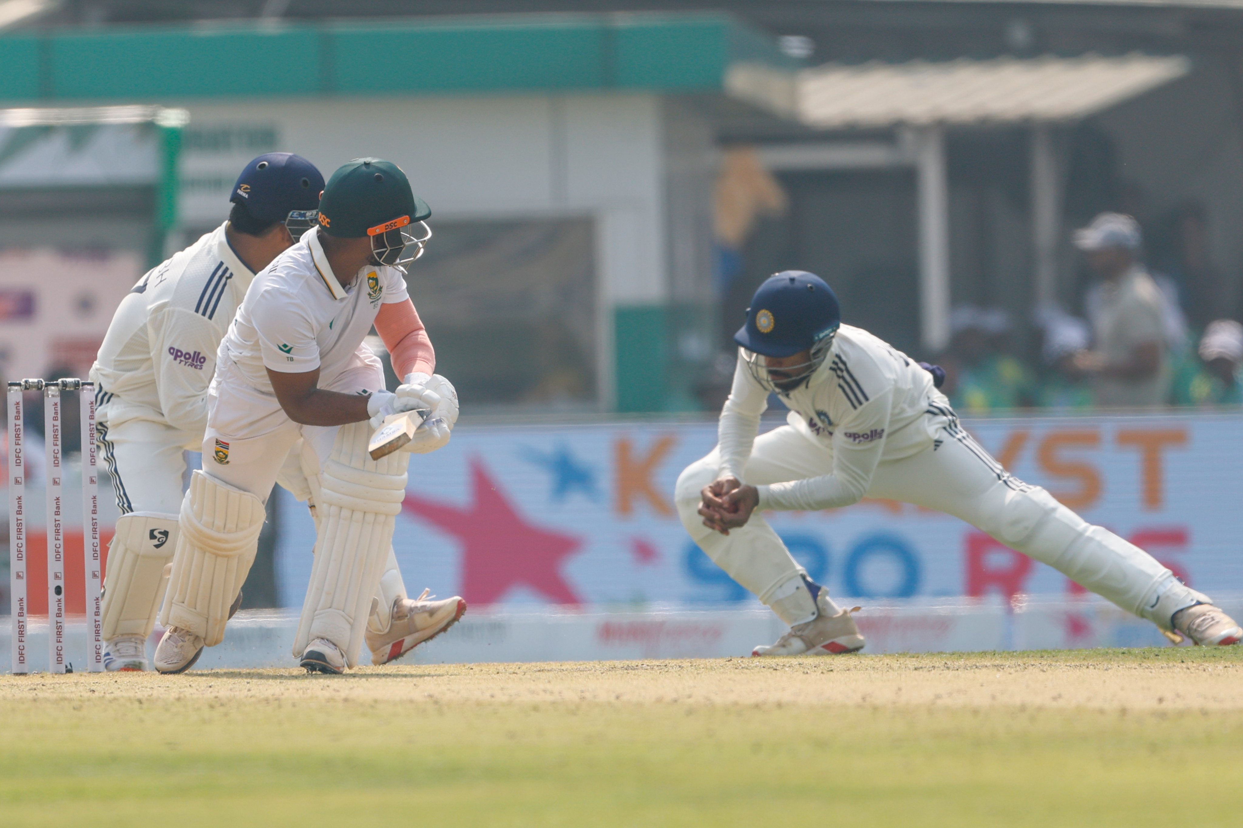 साउथ अफ्रीकी कप्तान टेम्बा बावुमा का कैच लेते हुए ध्रुव जुरेल।