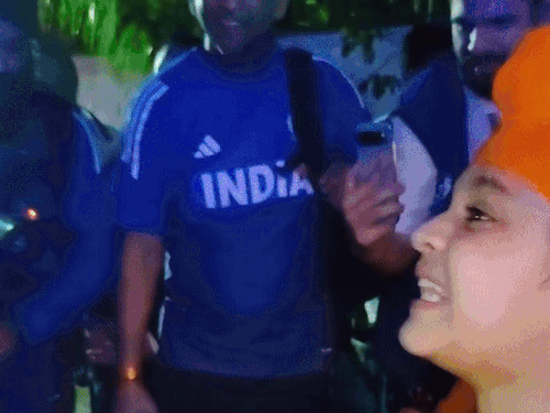 तेजबीर के पंजाबी बोलने के बाद जीत का जश्न मनाती कैप्टन हरमनप्रीत कौर।