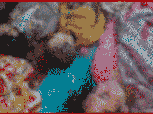 एक ही कमरे में पत्नी और तीन बच्चों के साथ युवक का शव मिला। पुलिस मामले की जांच कर रही है।