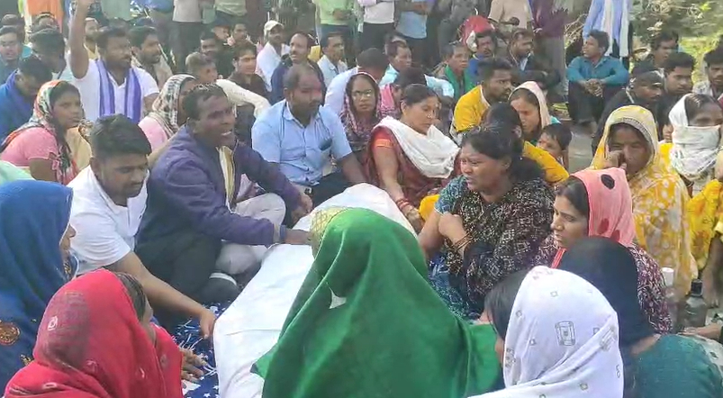 जांजगीर-चांपा में निकेश की मौत के बाद शव सड़क पर रखकर सड़क जाम कर दिया।