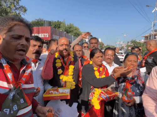 शुक्रवार को भाजपा जिला अध्यक्ष रमेश सोनी के नेतृत्व में कार्यकर्ता अग्रसेन चौराहे पर इकट्ठा हुए और जश्न मनाया।