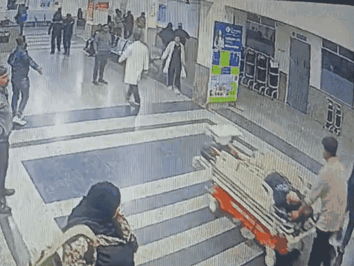 मॉडल खुशबू को अस्पताल में भर्ती करने के लिए ले जाता बॉयफ्रेंड कासिम।