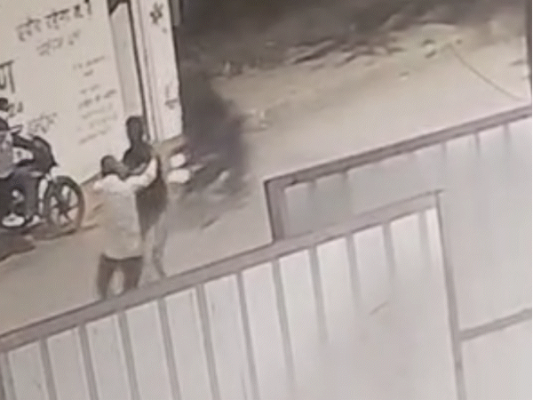 आरोपी ने सिर पर पत्थर मारकर बुजुर्ग की हत्या कर दी।