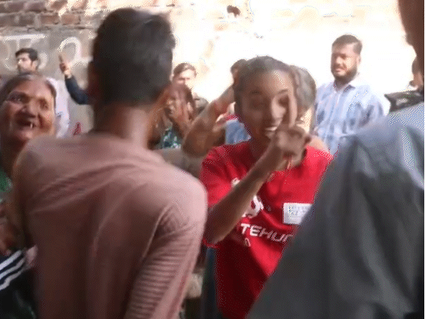परिवार के लोगों ने टीम के साथ झूमाझटकी की और जमकर हंगामा किया।