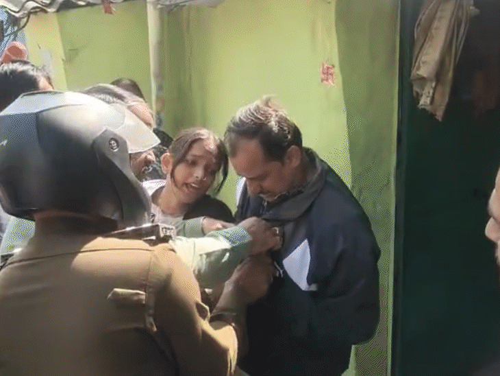 परिवार को काबू करने में पुलिस को कड़ी मशक्कत करनी पड़ी।