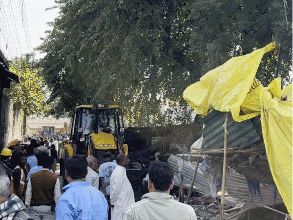 पुलिस ने कब्जाधारियों का घर धराशायी कर दिया।