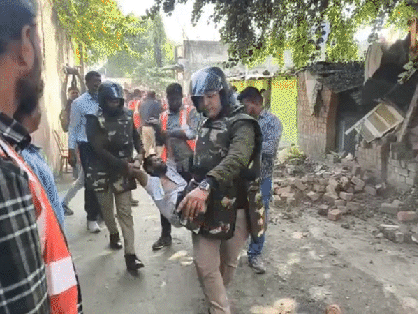 पुलिस ने युवक को पोल से नीचे उतारा और उठाकर थाने ले गई।