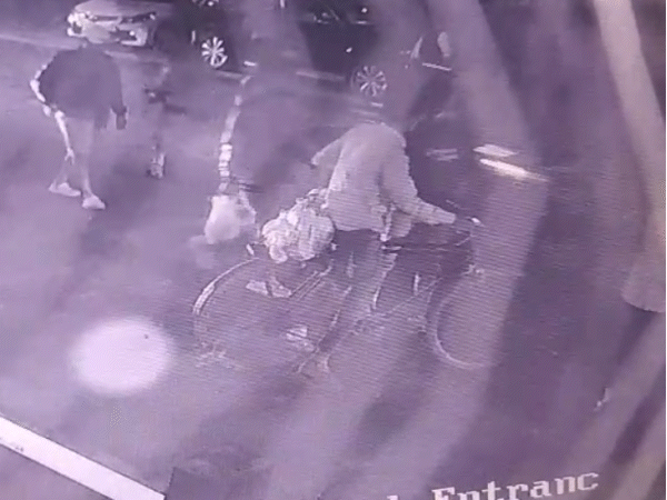 आरोपी ने बुजुर्ग को सड़क पर रोकर रुपए छिनने की कोशिश की।