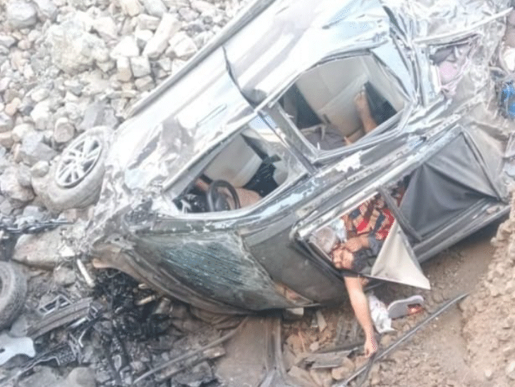 हादसे में कार बुरी तरह क्षतिग्रस्त हो गई। शव उसमें फंसे थे।