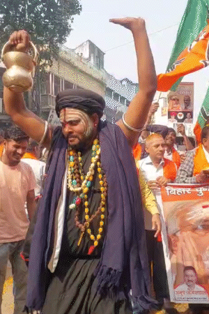 अखिलेश म्हणाले- बिहारमध्ये SIRने खेळ केला: यूपीमध्ये प्लॅन यशस्वी होणार नाही; केशव म्हणाले- बिहारसारखे चित्र इथेही दिसेल काशीच्या रस्त्यांवर लोक ढोल-ताशांच्या तालावर नाचत होते.