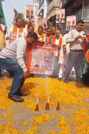 अखिलेश म्हणाले- बिहारमध्ये SIRने खेळ केला: यूपीमध्ये प्लॅन यशस्वी होणार नाही; केशव म्हणाले- बिहारसारखे चित्र इथेही दिसेल बिहारच्या निवडणूक ट्रेंडमध्ये एनडीएच्या विजयाच्या भाकितानंतर काशीतील भाजप कार्यकर्त्यांनी जल्लोष सुरू केला आहे.