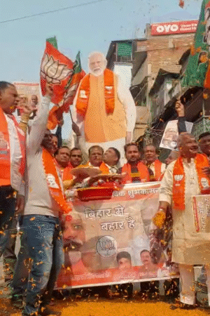 अखिलेश म्हणाले- बिहारमध्ये SIRने खेळ केला: यूपीमध्ये प्लॅन यशस्वी होणार नाही; केशव म्हणाले- बिहारसारखे चित्र इथेही दिसेल काशीमध्ये पंतप्रधान मोदींच्या बॅनर आणि पोस्टर्सवर फुलांचा वर्षाव करण्यात आला.