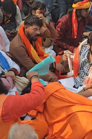 धीरेंद्र शास्त्री की तबीयत यात्रा के पहले दिन से ही खराब है। डॉक्टर ने बताया कि महाराज जी बताना नहीं चाहते हैं, ताकि सनातन धर्म यात्रा चलती रही।