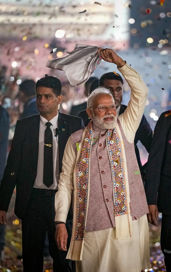 पीएम एंट्री गेट से मंच के पास तक गमछा लहराते रहे।