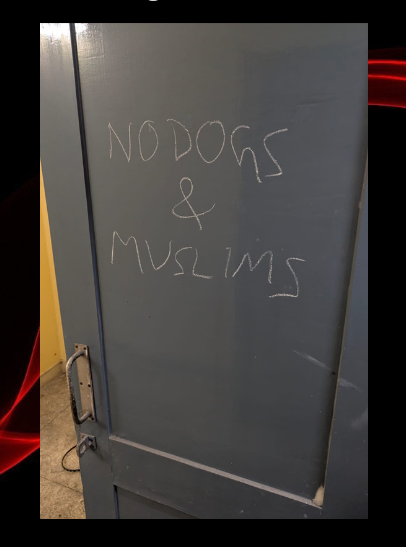 वॉशिंग मशीन रूम के दरवाजे पर लिखा मिला ये कमेंट।