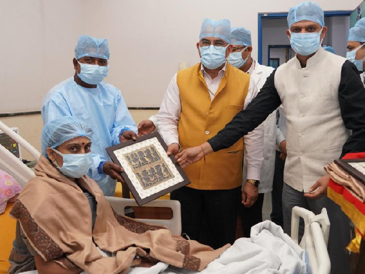 एम्स के एग्जीक्यूटिव डायरेक्टर डॉ. माधवानंद कर और DDA संदेश जैन ने मरीज को मोमेंटो दिया।