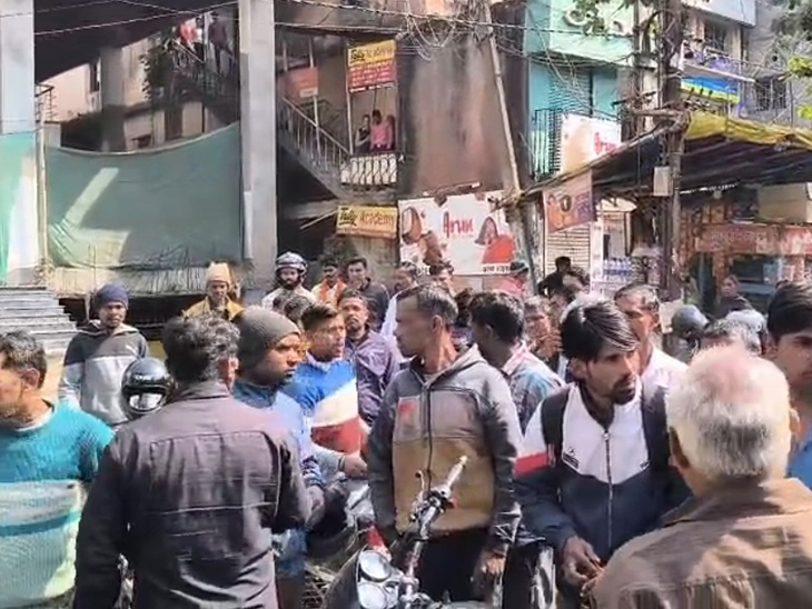 रामगढ़ में इलेक्ट्रिशियन की संदिग्ध अवस्था में मौत:  परिजनों ने मुंशी पर मारपीट कर हत्या का लगाया आरोप, हंगामा – Ramgarh (Jharkhand) News