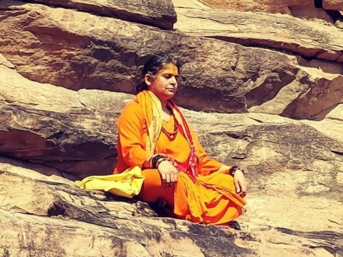 वृंदावन के गोवर्धन पर्वत पर साधना करतीं नूपुर।