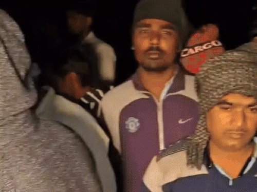 सड़क हपर हांगामा करते परिजन।