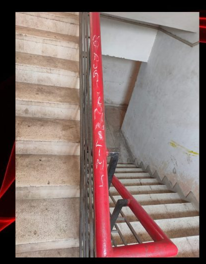 इंस्टीट्यूट के अंदर सीढ़ियों की रैलिंग पर लिखा धर्म विशेष के खिलाफ कमेंट।