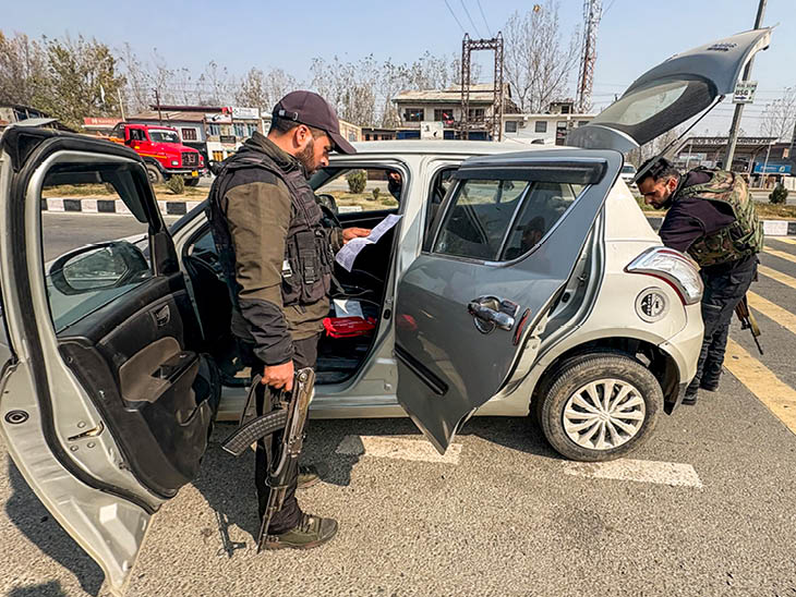 जम्मू-कश्मीर में सुरक्षाबल गाड़ियों की चेकिंग कर रहे हैं।