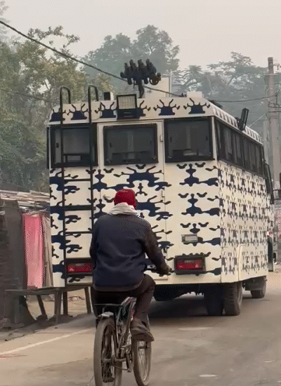 मोतिहारी में काउंटिंग सेंटर के बाहर वाटर कैनन खड़ी की गई है।