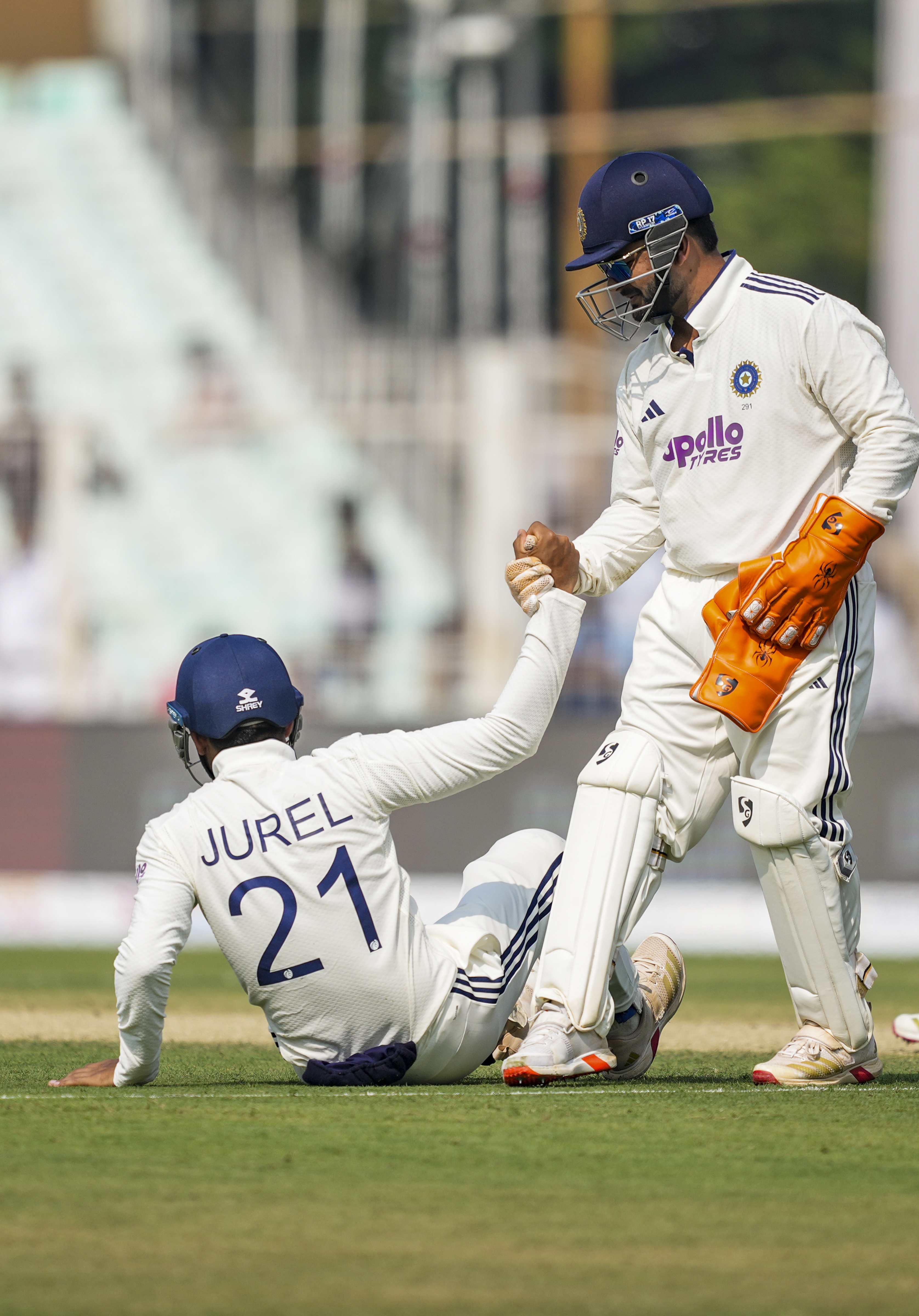 कैच छूटने के बाद ऋषभ पंत ध्रुव जुरेल को उठाते हुए।