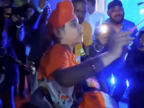 तेजबीर सिंह हरमन ढोल बजाकर इंडियन क्रिकेट टीम की खिलाड़ियों को नचाते हुए।