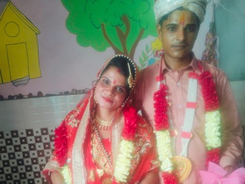 तस्वीर गौरव सैनी और पूजा की शादी की है।