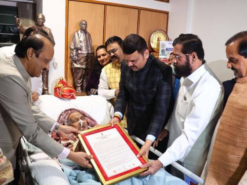 CM देवेंद्र फडणवीस ने मूर्तिकार राम सुतार को उनके आवास पर 'महाराष्ट्र भूषण 2024' से सम्मानित किया।