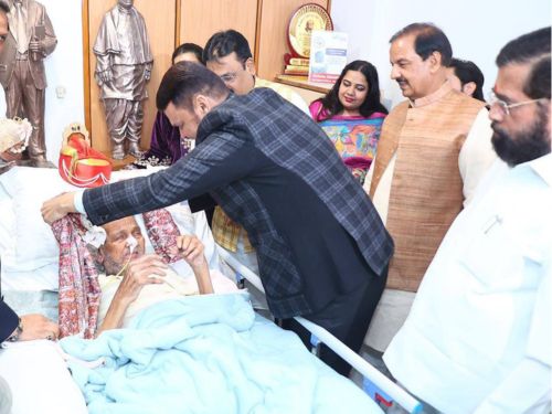 मुख्यमंत्री और दोनों उपमुख्यमंत्री स्वयं उनके घर पहुंचे और उन्हें यह प्रतिष्ठित सम्मान प्रदान किया।