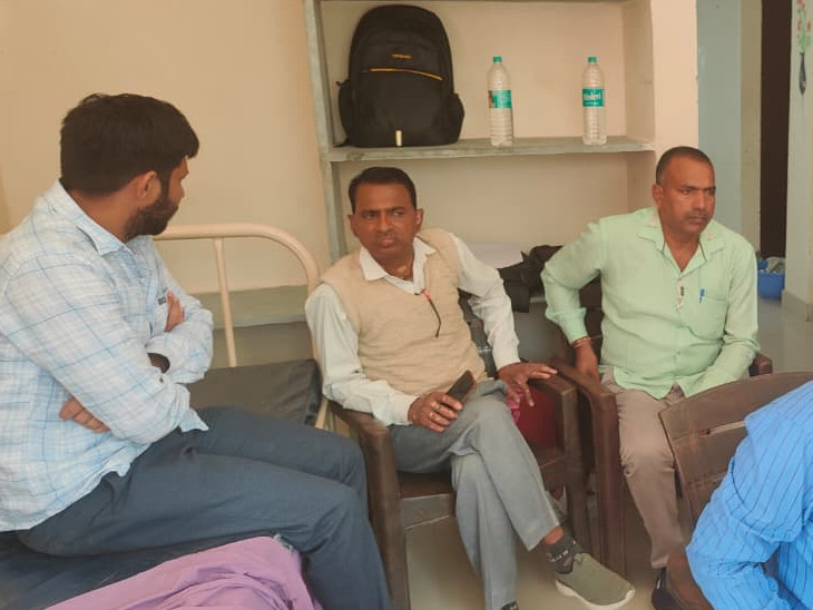 एसीबी की टीम ने घर और हॉस्पिटल में कागज खंगाले।