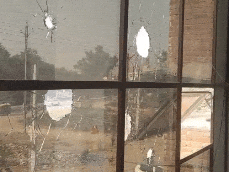 होटल में गोली.लगने के निशान।