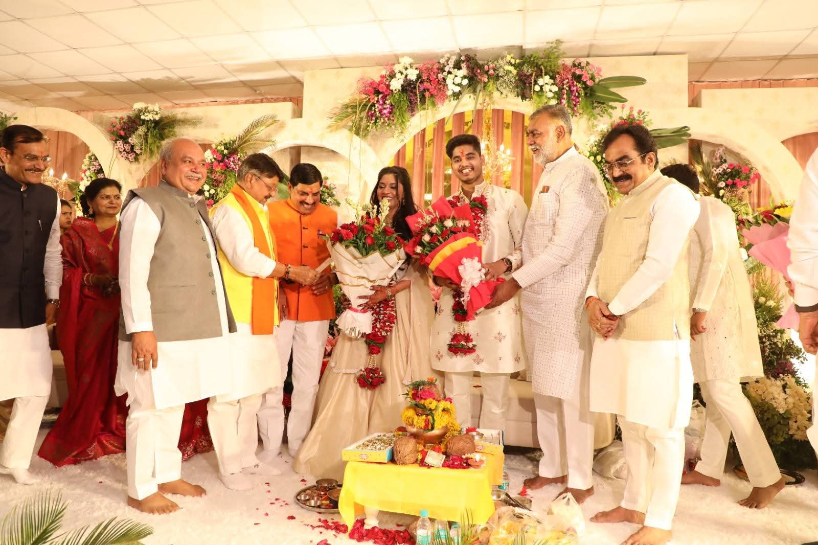 सगाई समारोह में परिजन और करीबी रिश्‍तेदारों के अलावा बीजेपी के कई नेता मौजूद रहे थे।