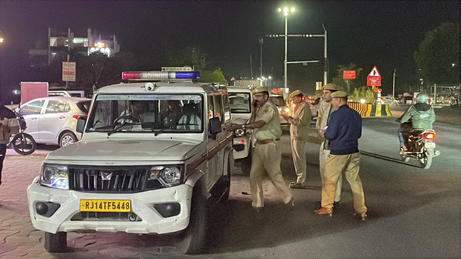 जिससे होटल संचालकों में हडकंप मच गया। हालांकि पुलिस को कहीं कोई गड़बड़ी नहीं मिली।