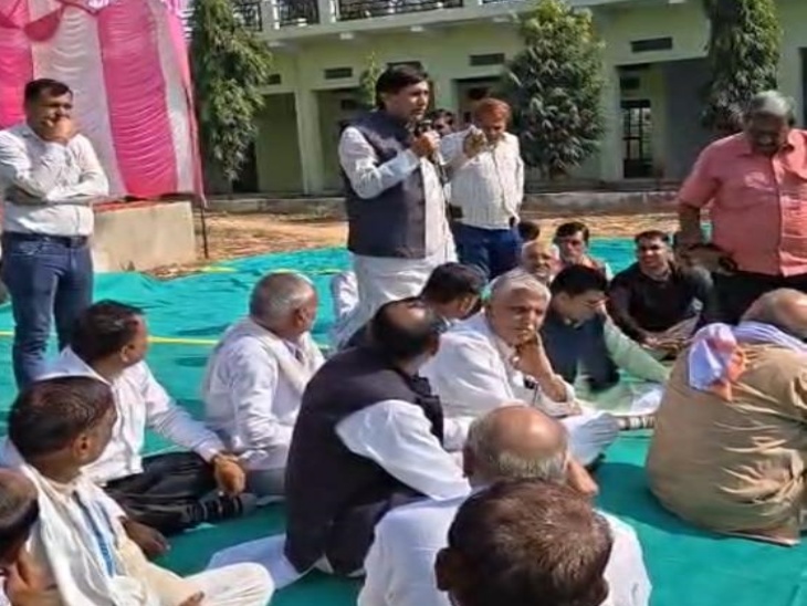 आमसभा में जिला प्रमुख बलवीर छिल्लर जानकारी देते हुए।