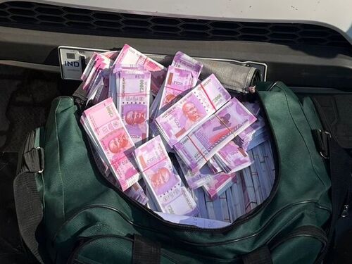 स्कार्पियों के अंदर बैग में नोट भर रखे थे।