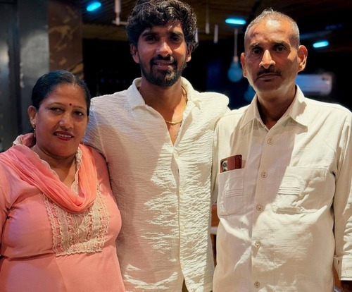 अपने माता-पिता के साथ साहिल। - फाइल फोटो